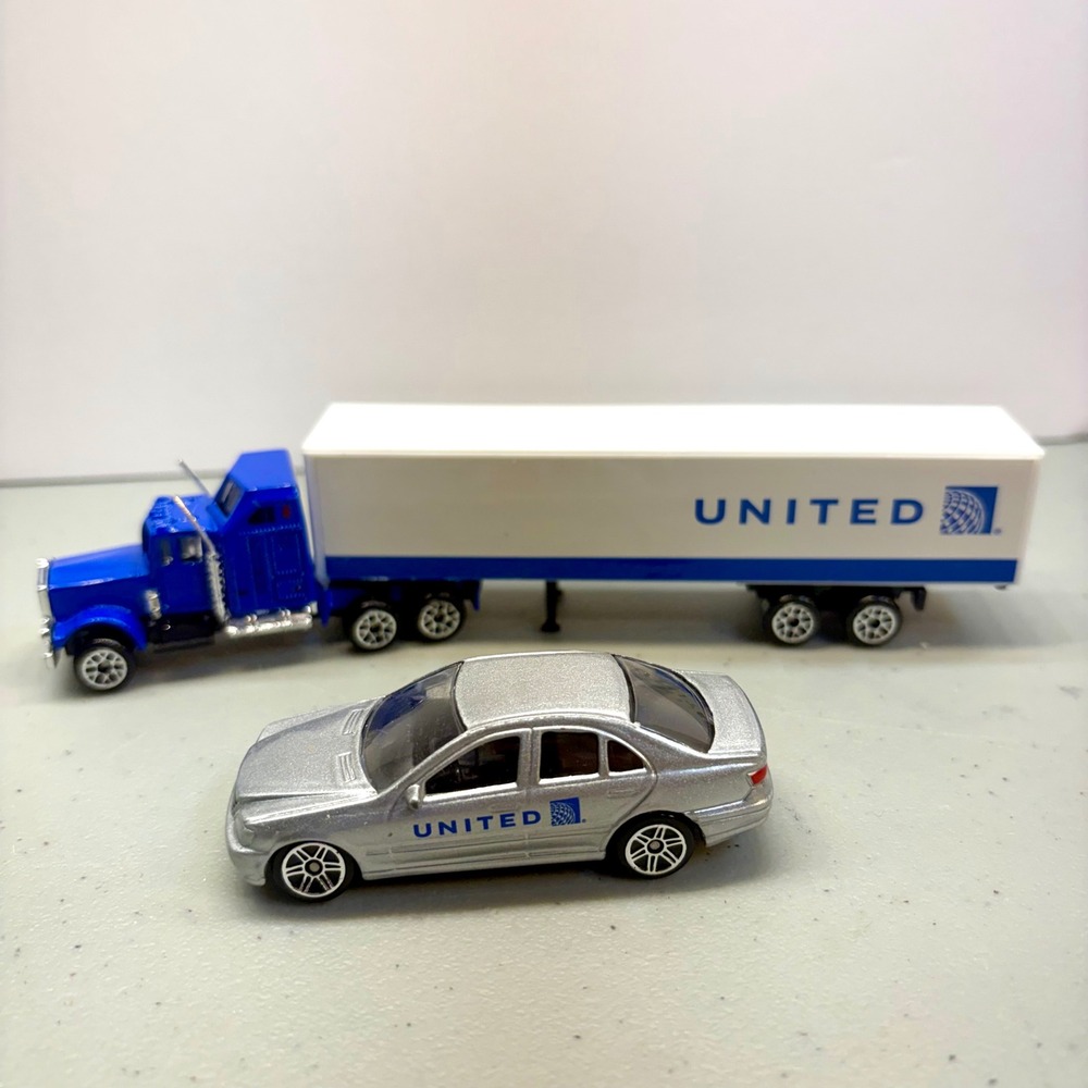 Realtoy United Airlines Diecast Semi Truck Trailer and Silver Sedan Vehicle Set